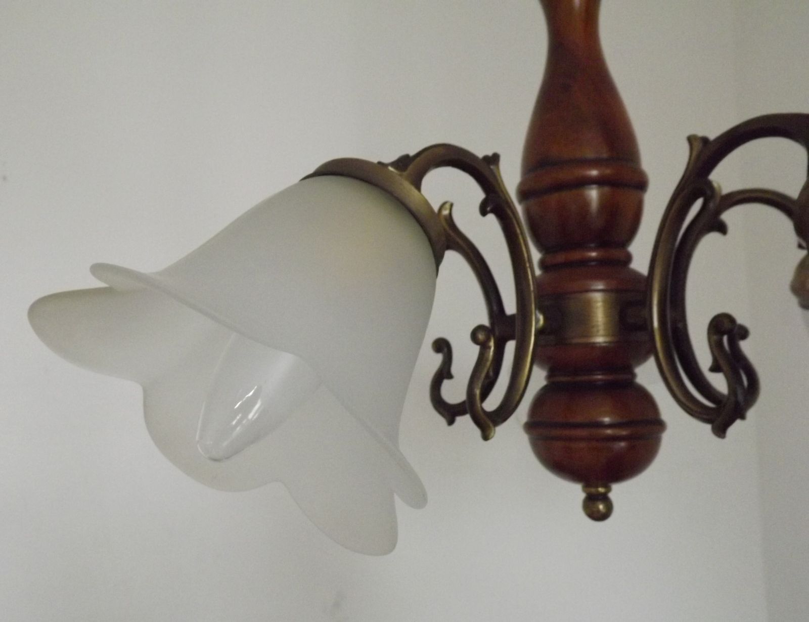 Franse Mid Century Kroonluchter Met 5 Lichtpunten – Brons Effect Metaal & Hout Met Witte Opaalglassen Bloemkappen photo vinterior