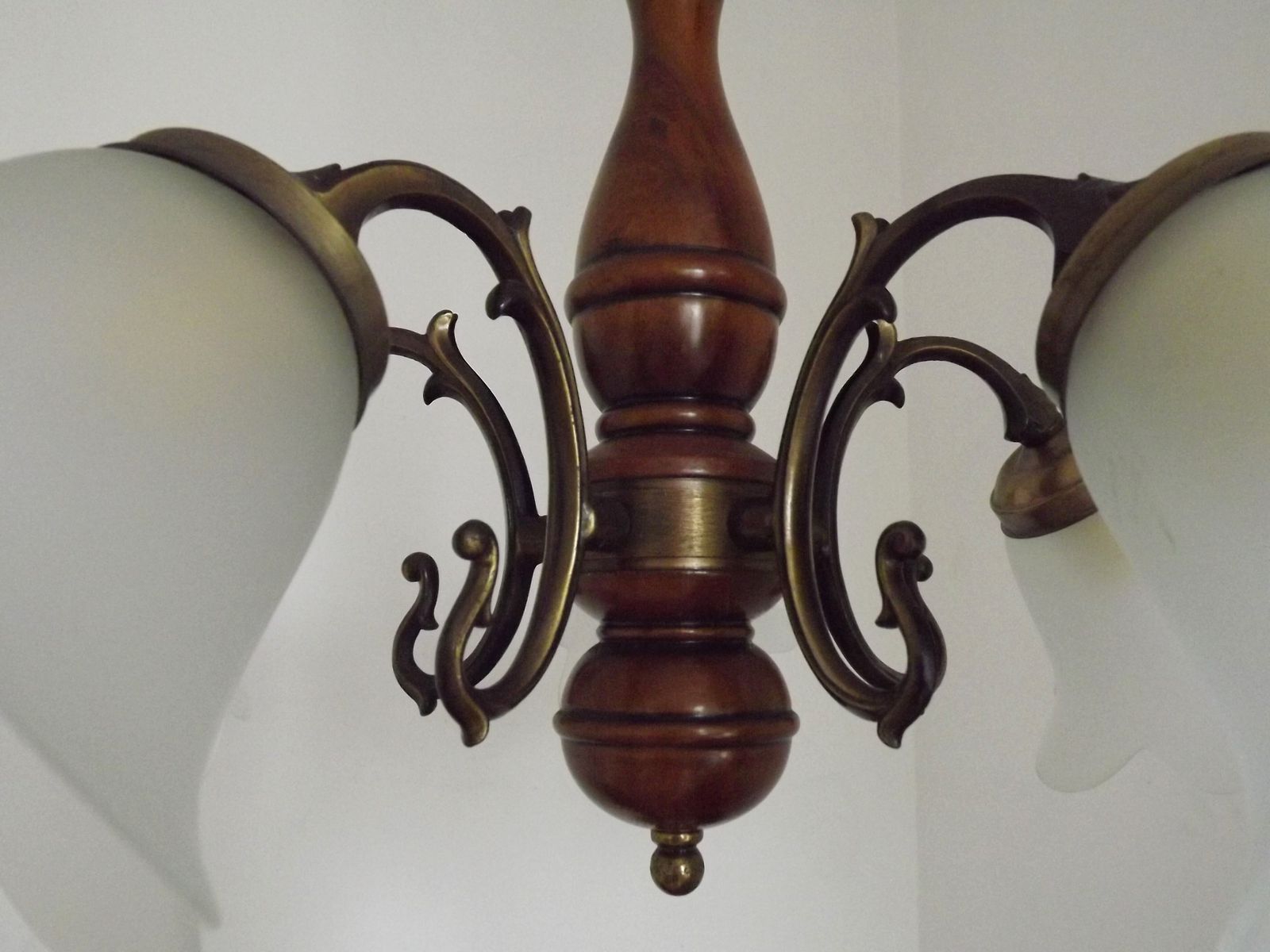 Franse Mid Century Kroonluchter Met 5 Lichtpunten – Brons Effect Metaal & Hout Met Witte Opaalglassen Bloemkappen photo buy