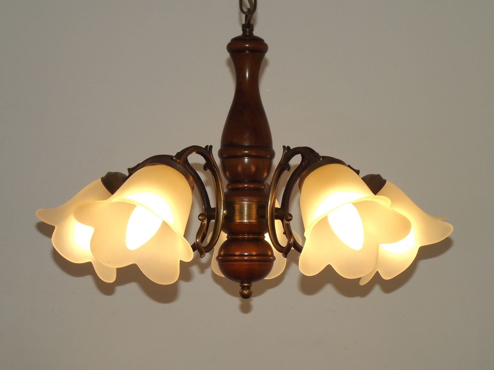 photo furniture Franse Mid Century Kroonluchter Met 5 Lichtpunten – Brons Effect Metaal & Hout Met Witte Opaalglassen Bloemkappen