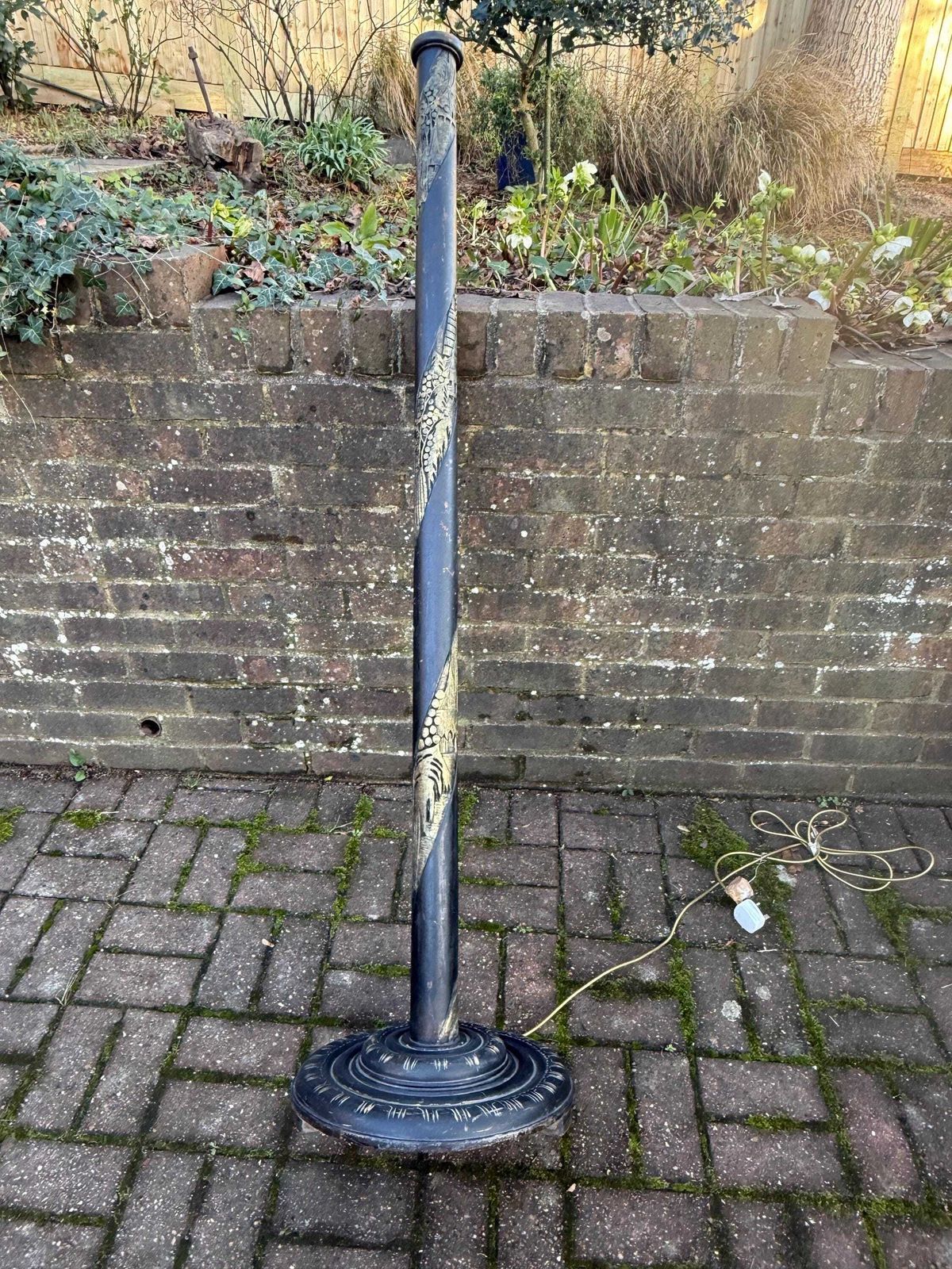 Oriental Hand Carved Hardwood Floor Lamp With Pagoda Motifs And Ebonised Finish, Oriental Standard Lamp Gold And Black photo Lighting