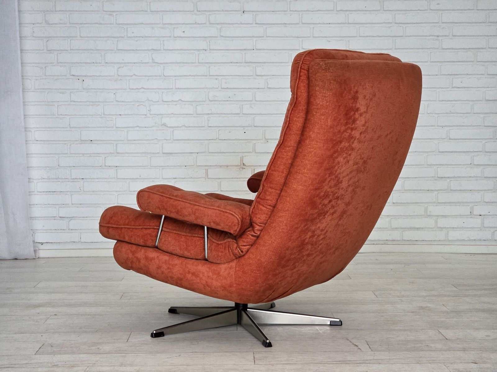1970s, Swedish Swivel Armchair By Ulferts Möbler, Furniture Velour. photo vintage