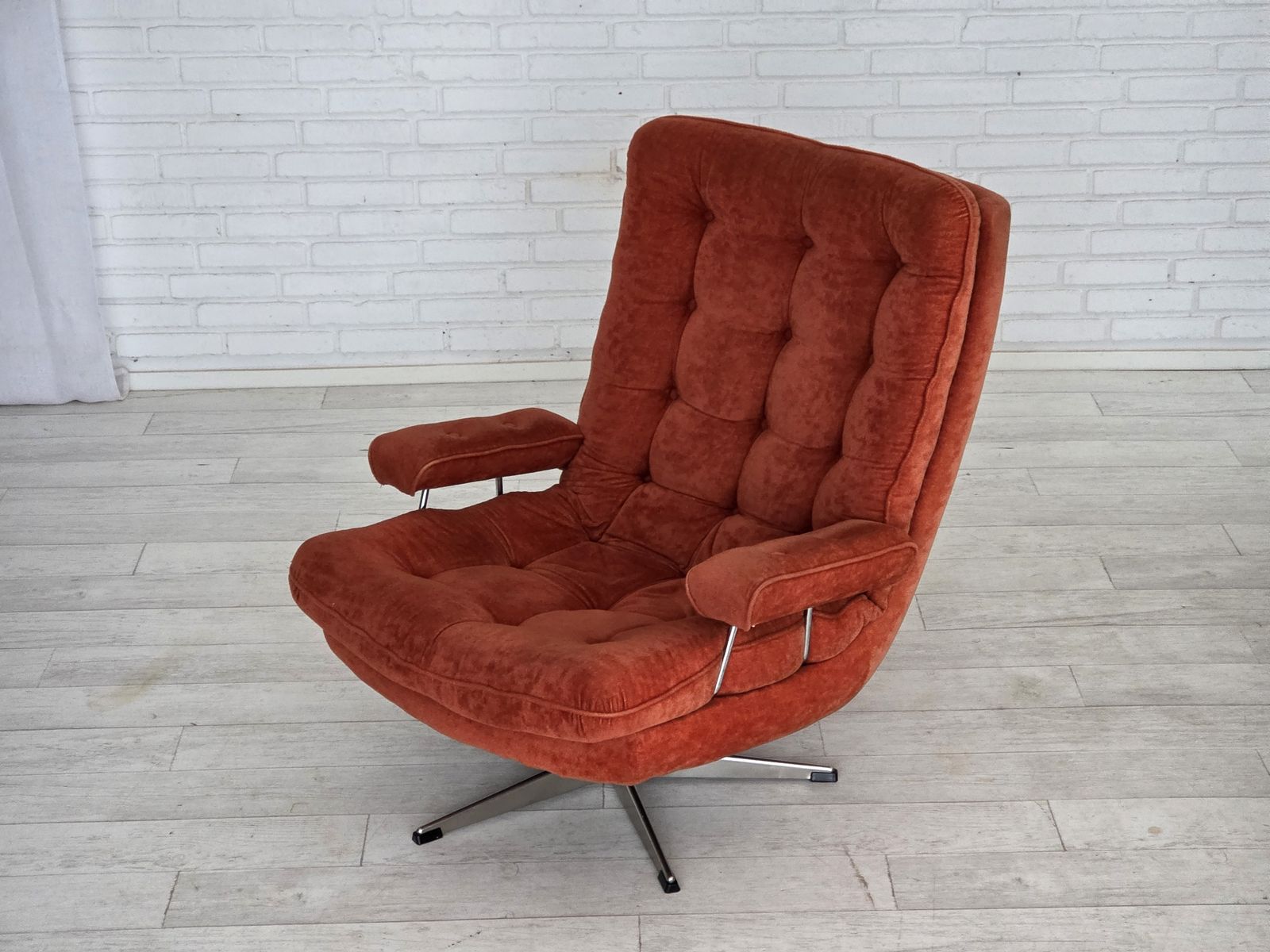 photo buy Jaren 1970, Zweedse Draaifauteuil Van Ulferts Möbler, Meubelvelours.