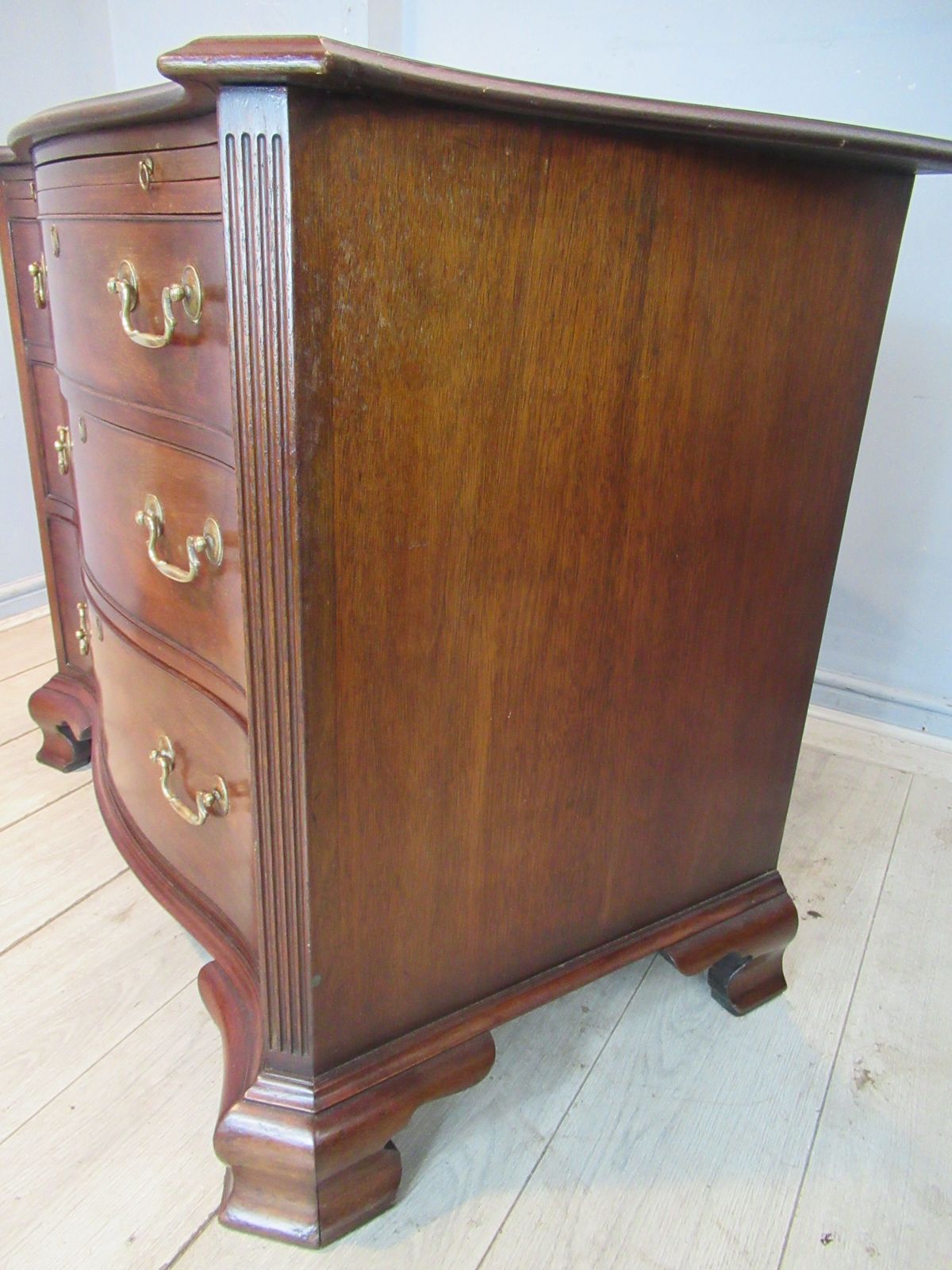 photo furniture Georgian Style Mahogany   Serpentine Shaped  Chest Of Drawers