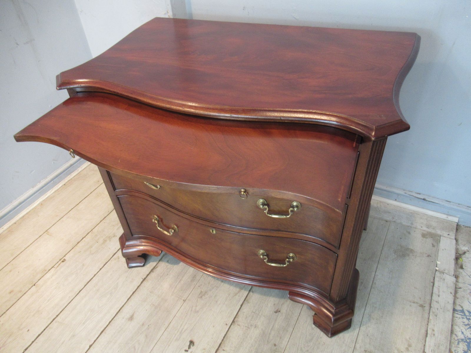 photo vinterior Georgian Style Mahogany   Serpentine Shaped  Chest Of Drawers