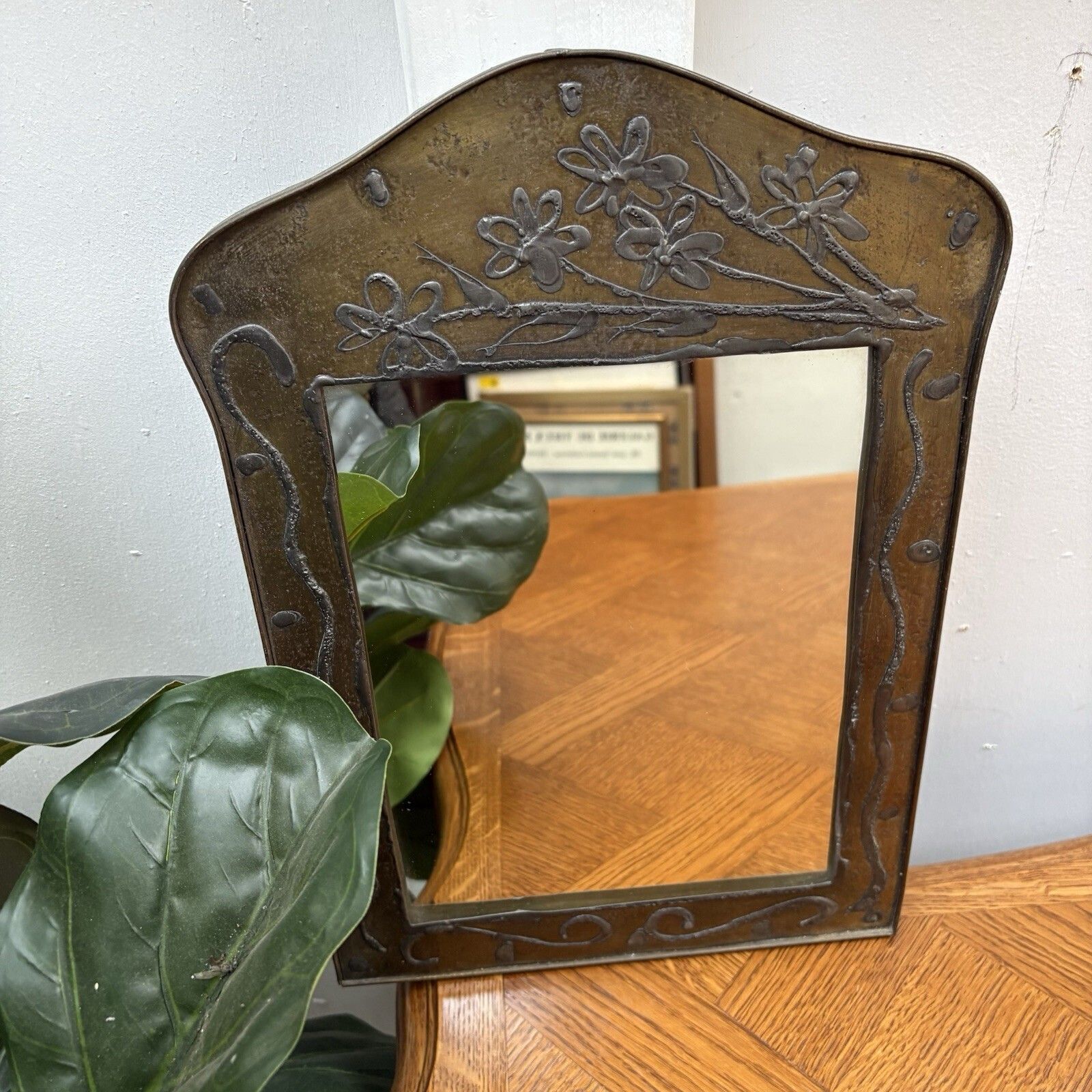 French Art Nouveau Hammered Brass Applied Floral Décoration Hall Wall Mirror photo vinterior