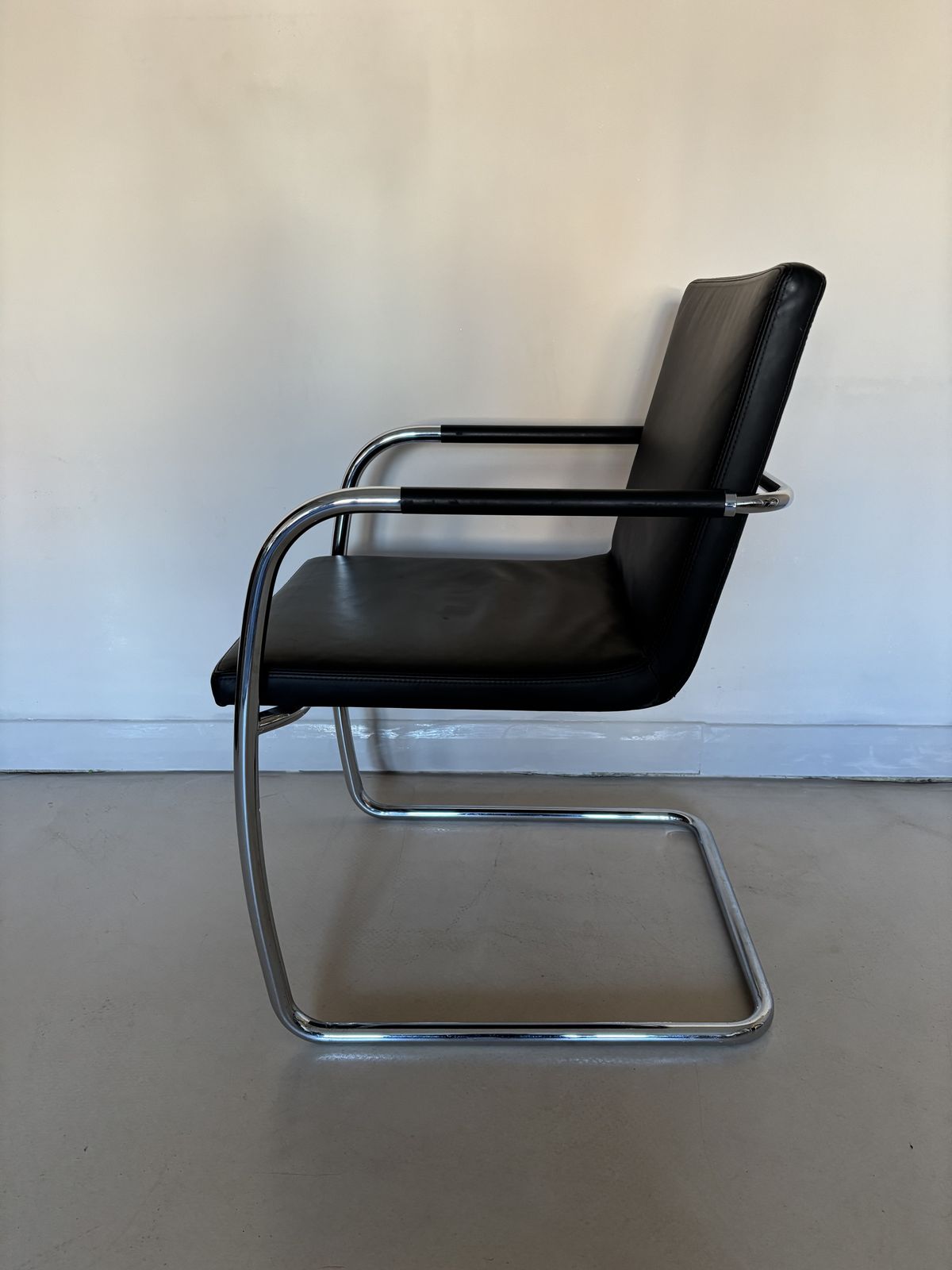 Thonet S 60 V Cantilever Chair photo Furniture