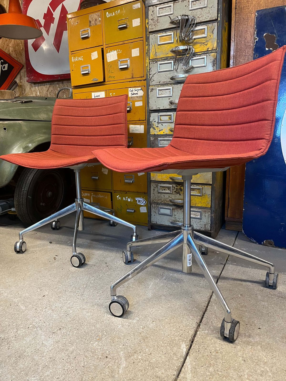 Arper Catifa 46 Swivel Chair Studio / Office Coral photo for sale