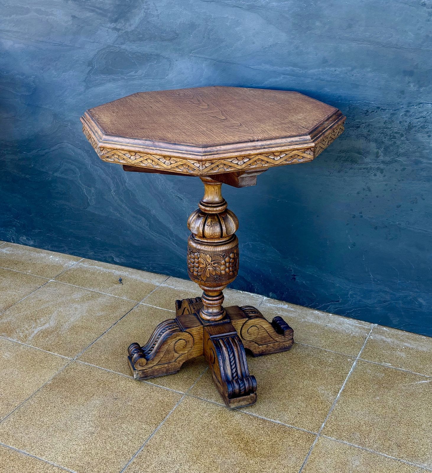 Renaissance Revival Gesneden Achthoekige Tafel met Voetstuk, Begin 20e Eeuw photo vintage
