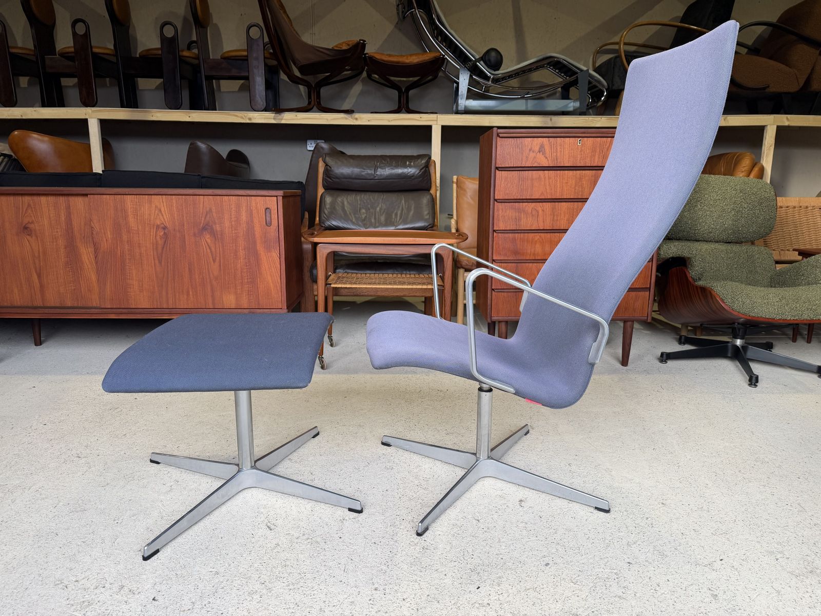 Oxford Swivel Lounge Chair And Footstool By Arne Jacobsen For Fritz Hansen photo Furniture