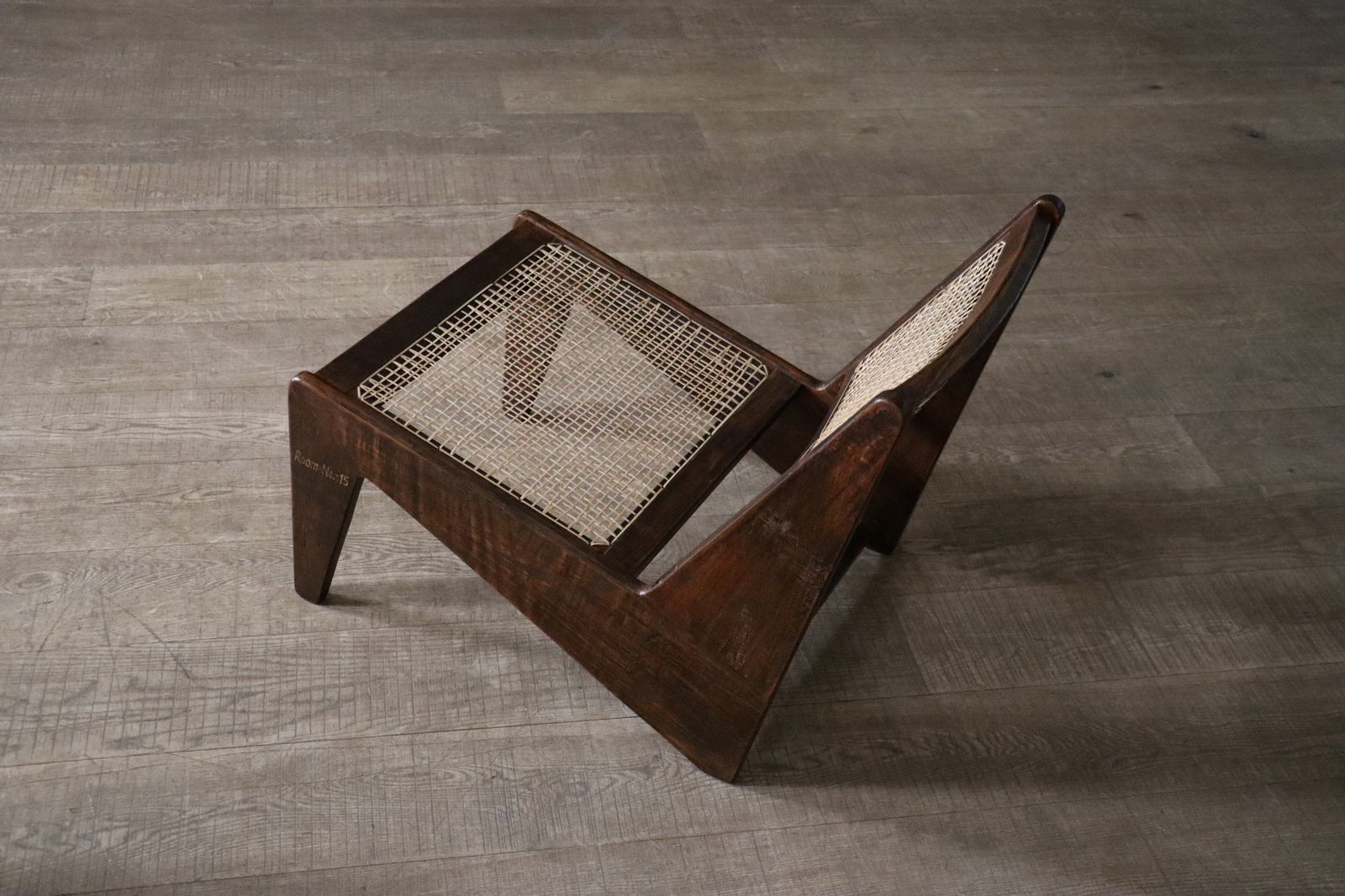 photo buy Pierre Jeanneret Kangaroo Chairs Pj Si 59, India, 1955