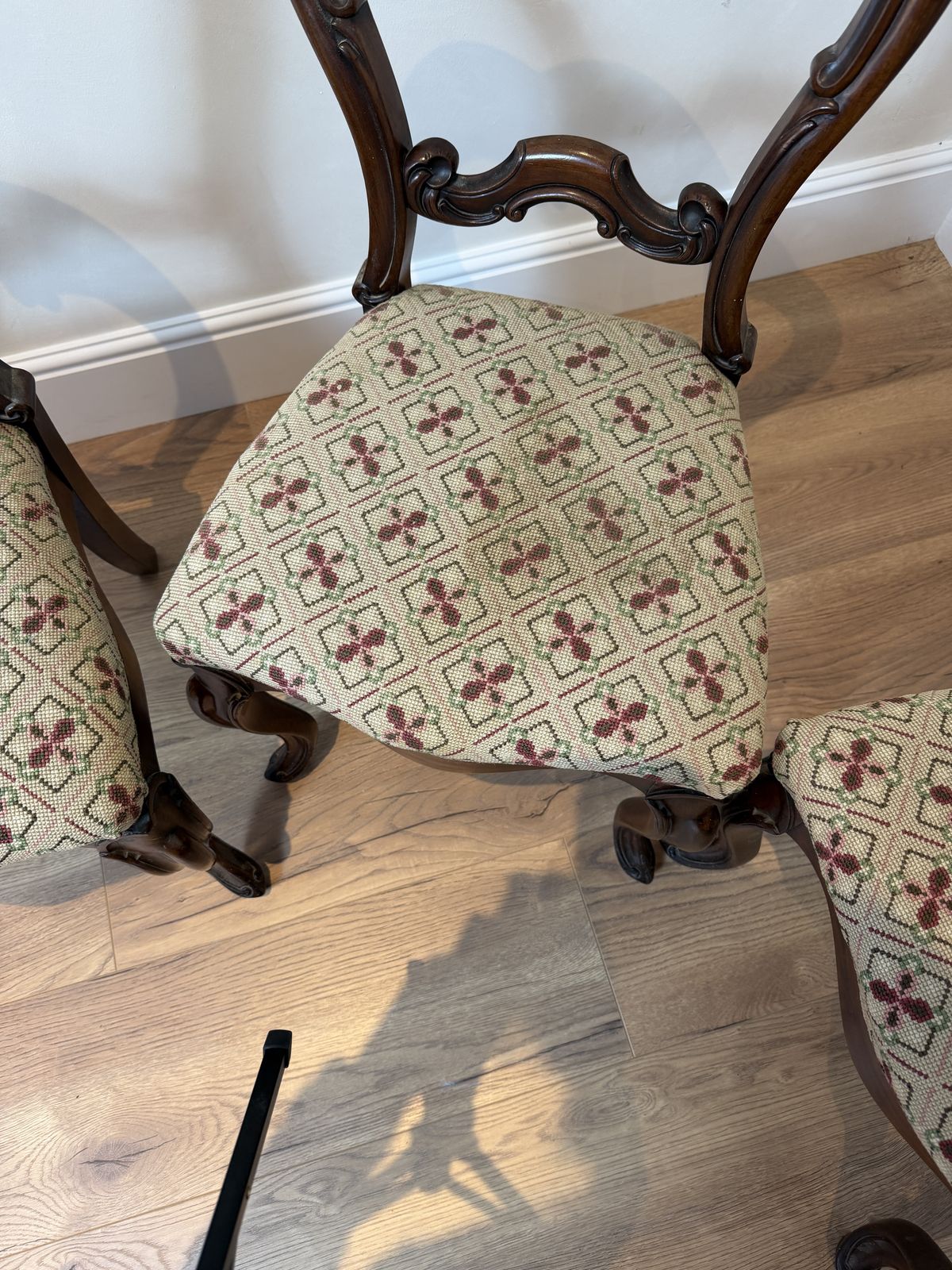 photo vintage Late 19th – Early 20th Century Set Of 4 Balloon Back Chairs