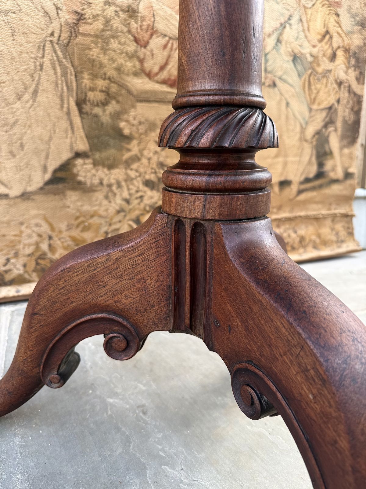 photo vinterior Antique Rare 18th Century Irish Carved Mahogany Tripod Table Circa 1750