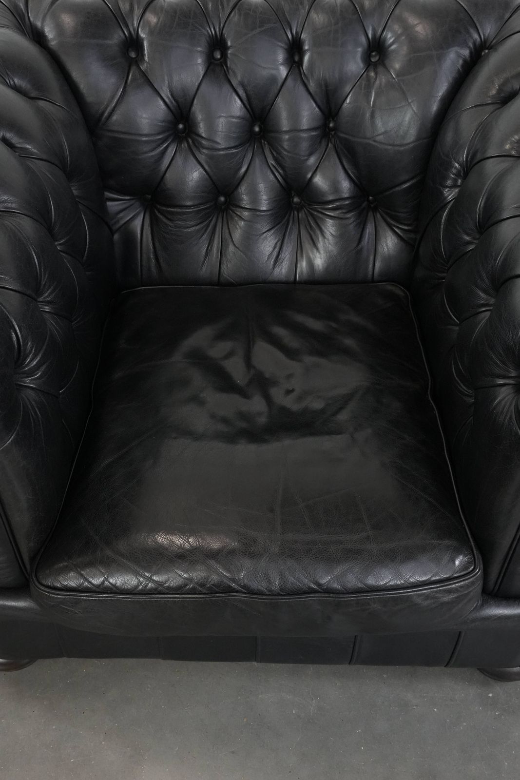 Tijdloze En Comfortabele Zwarte Chesterfield Fauteuil Van Koeienleer photo vinterior