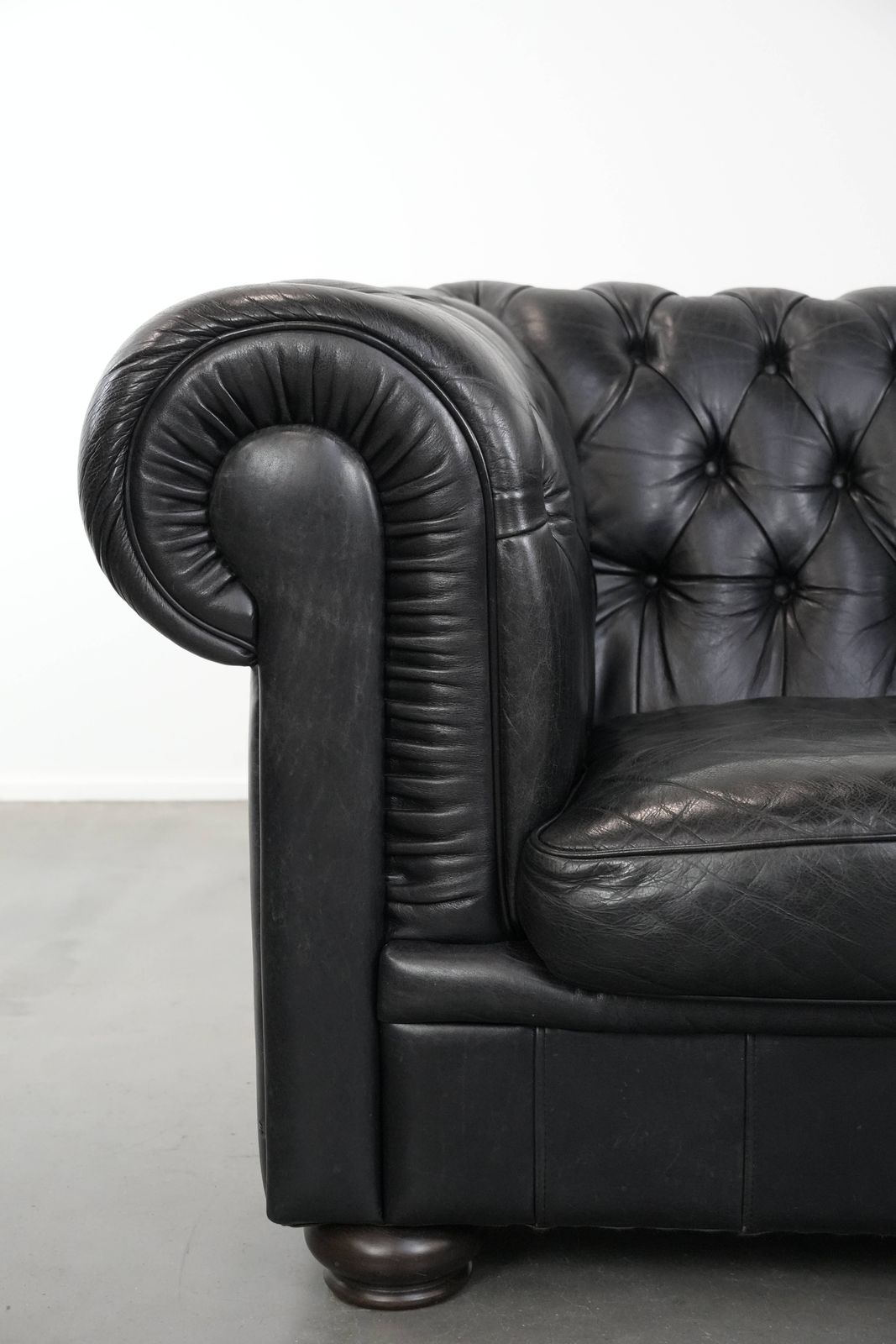 photo furniture Tijdloze En Comfortabele Zwarte Chesterfield Fauteuil Van Koeienleer