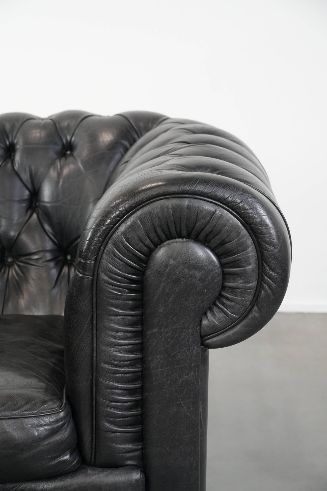 photo for sale Tijdloze En Comfortabele Zwarte Chesterfield Fauteuil Van Koeienleer