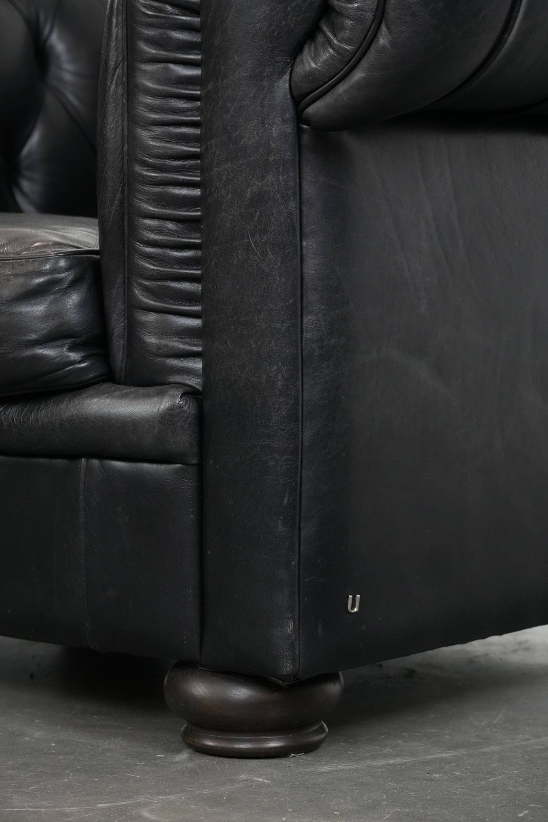 1048.0 Tijdloze En Comfortabele Zwarte Chesterfield Fauteuil Van Koeienleer photo