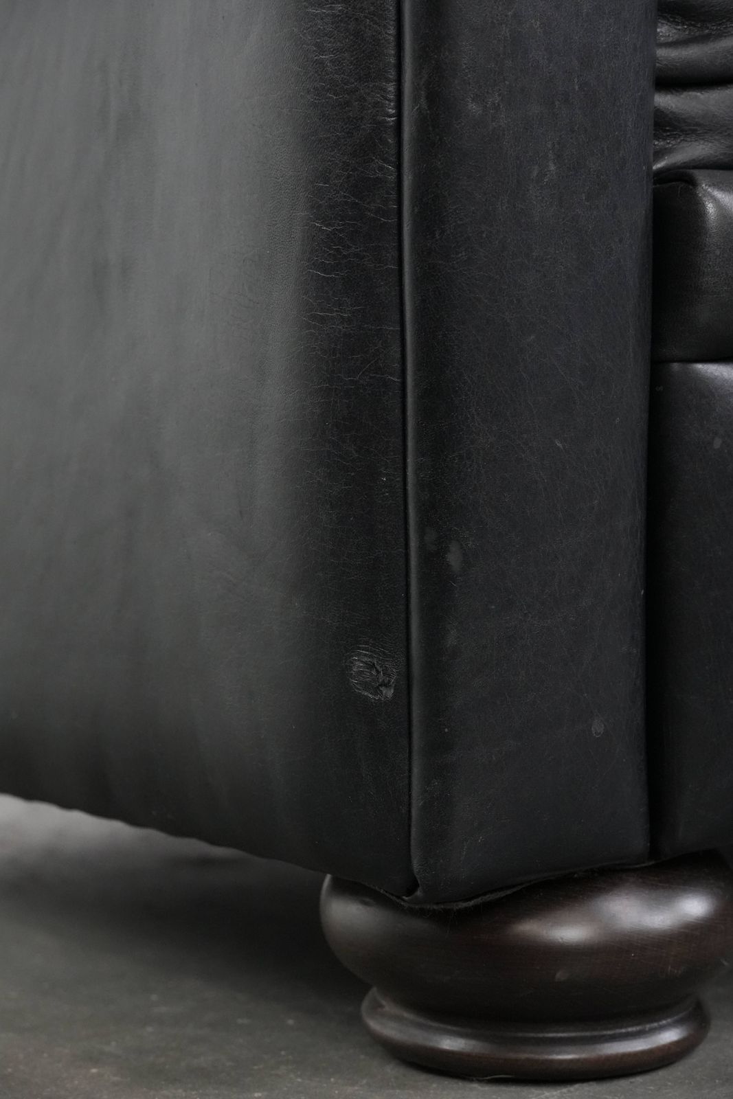 photo vintage Tijdloze En Comfortabele Zwarte Chesterfield Fauteuil Van Koeienleer
