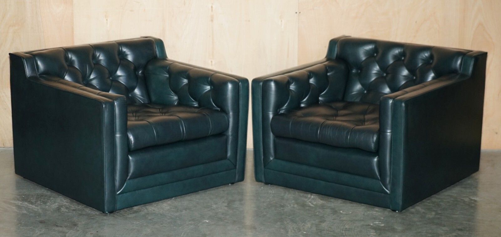 photo vinterior Art Deco Style 1970's Green Leather Chesterfield Sofa & Pair Of Armchairs Suite