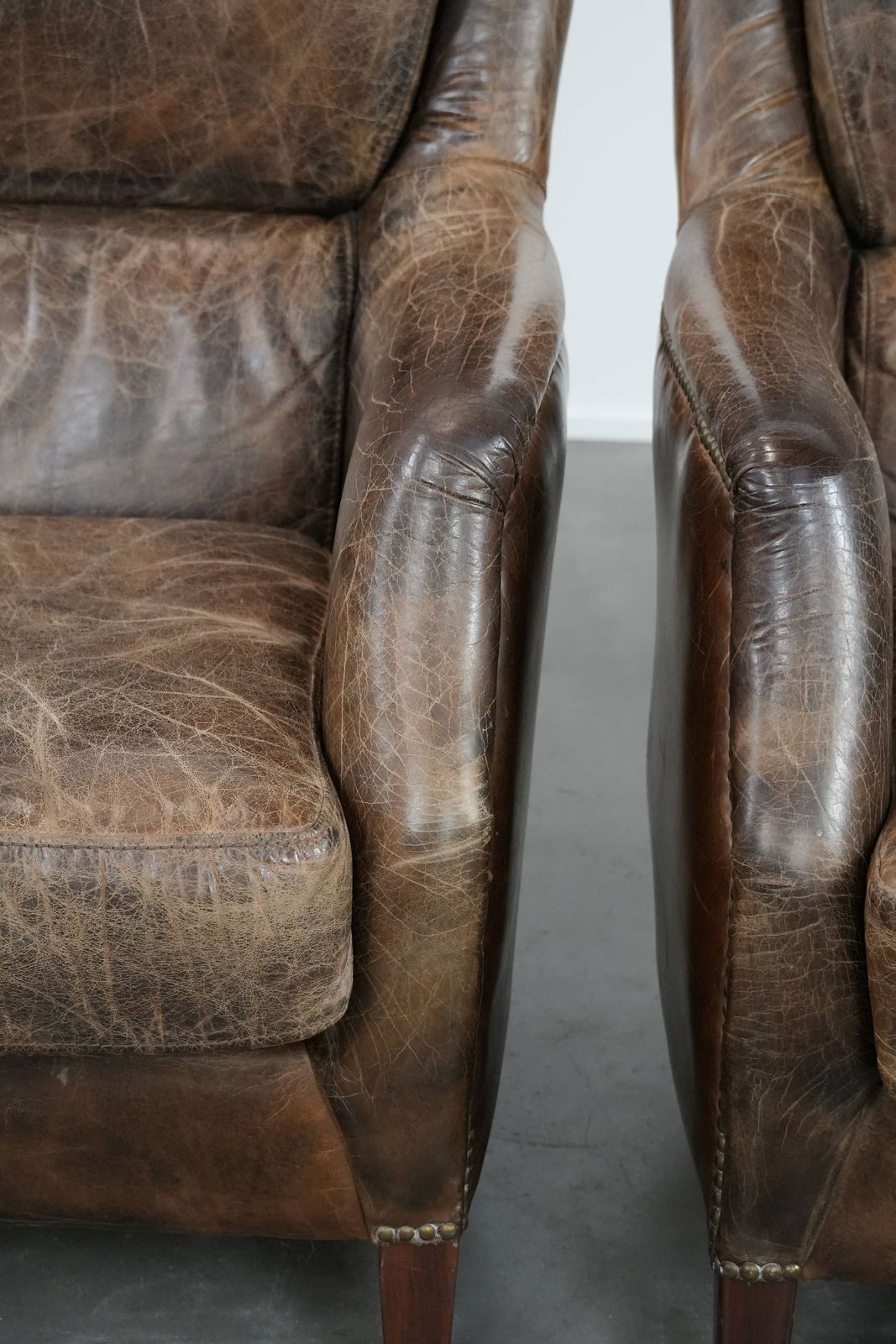 photo for sale Karaktervol En Zeer Comfortabel: Set Van Twee Vintage Koeienhuid Fauteuils Met Mooie, Opvallende Kleuren