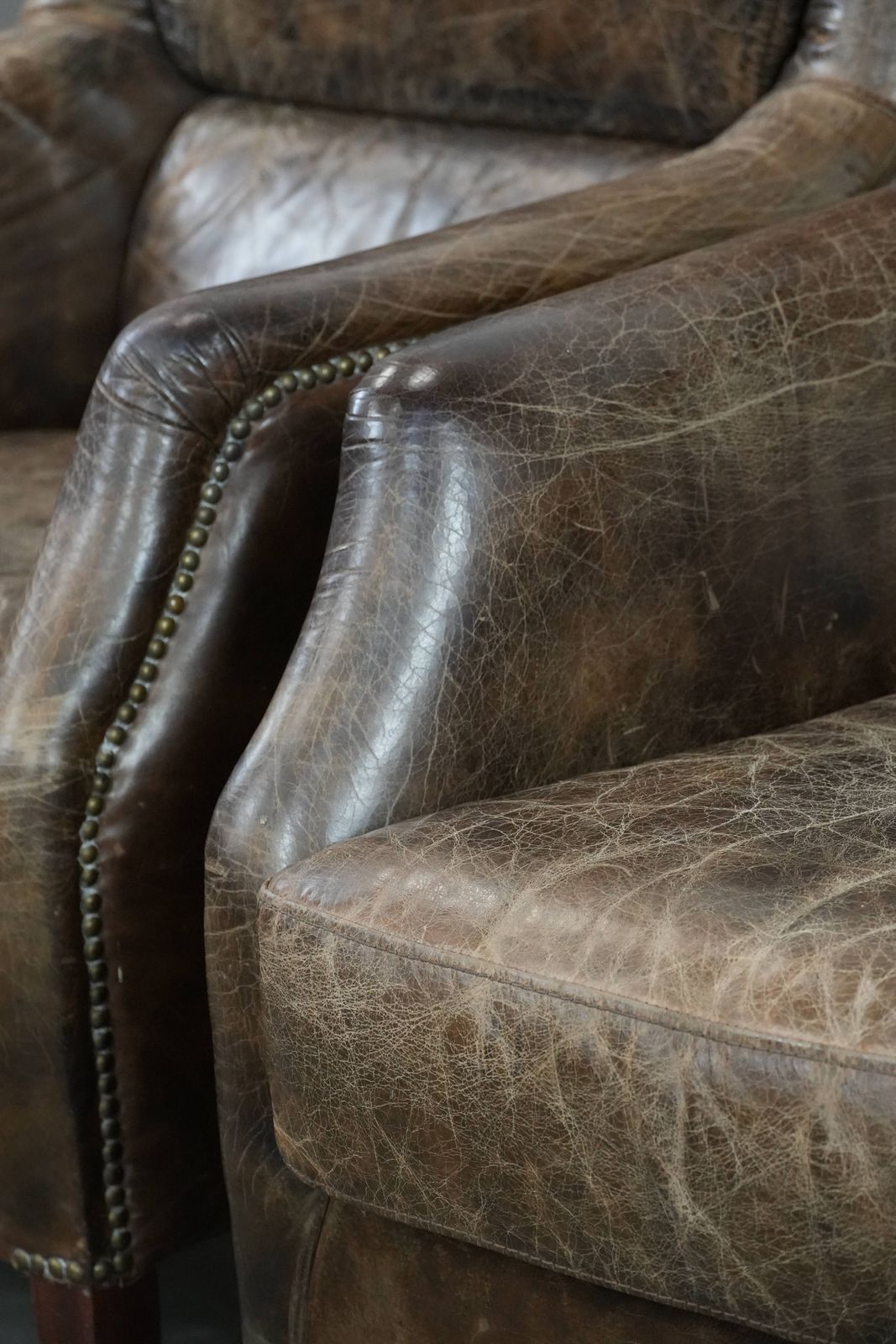 photo vintage Characterful And Very Comfortable Set Of Two Vintage Cowhide Armchairs With Beautiful And Striking Colours