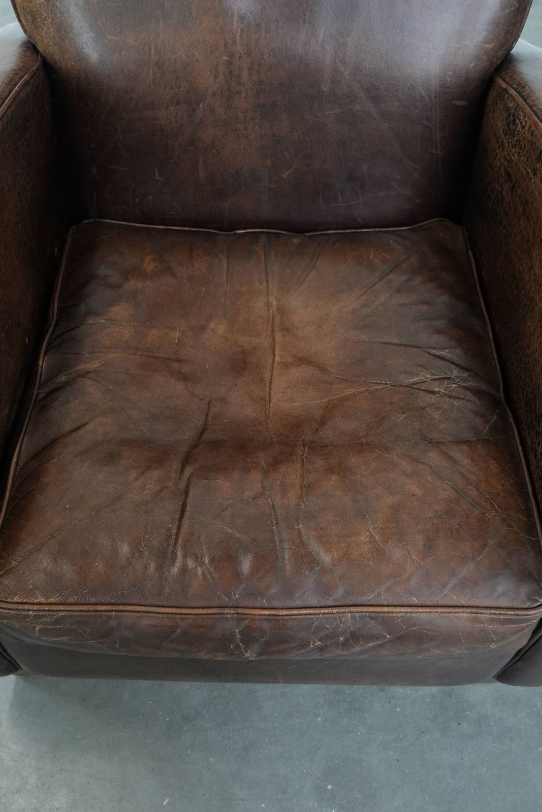 Stevige En Tijdloze Vintage Schapenleren Fauteuil Met Rond Ontwerp En Comfortabele Zitting photo vinterior
