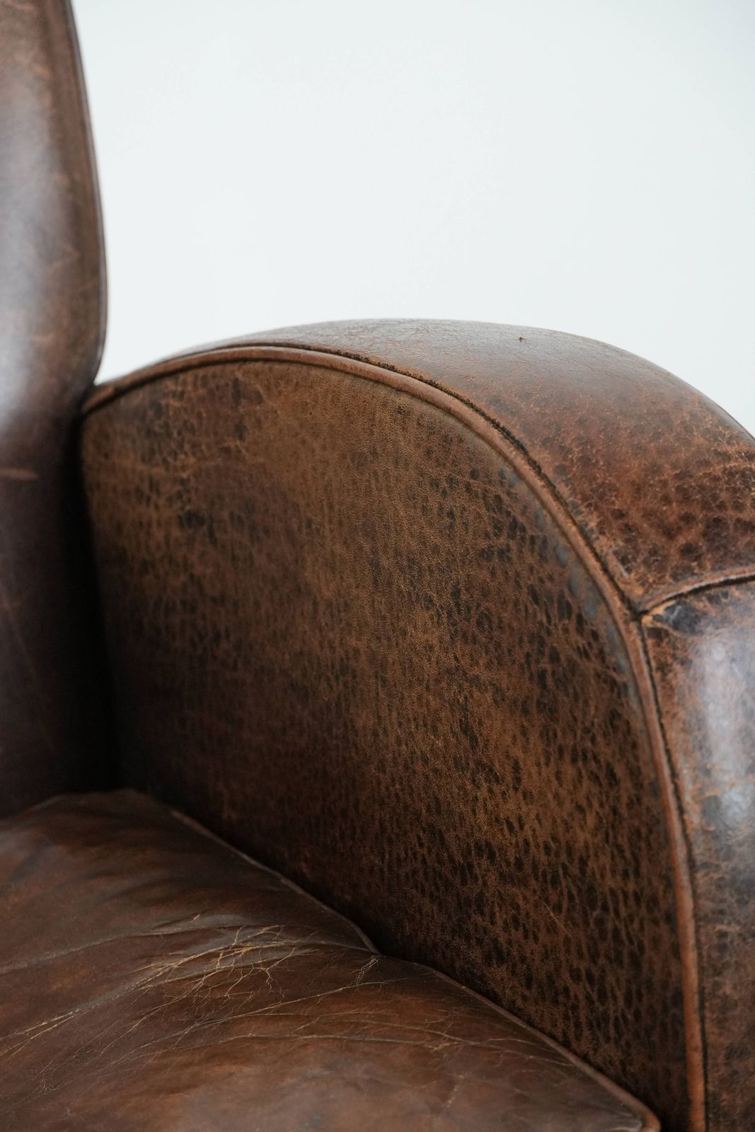 942.0 Sturdy And Timeless Vintage Sheepskin Armchair With A Round Design And Comfortable Seat photo