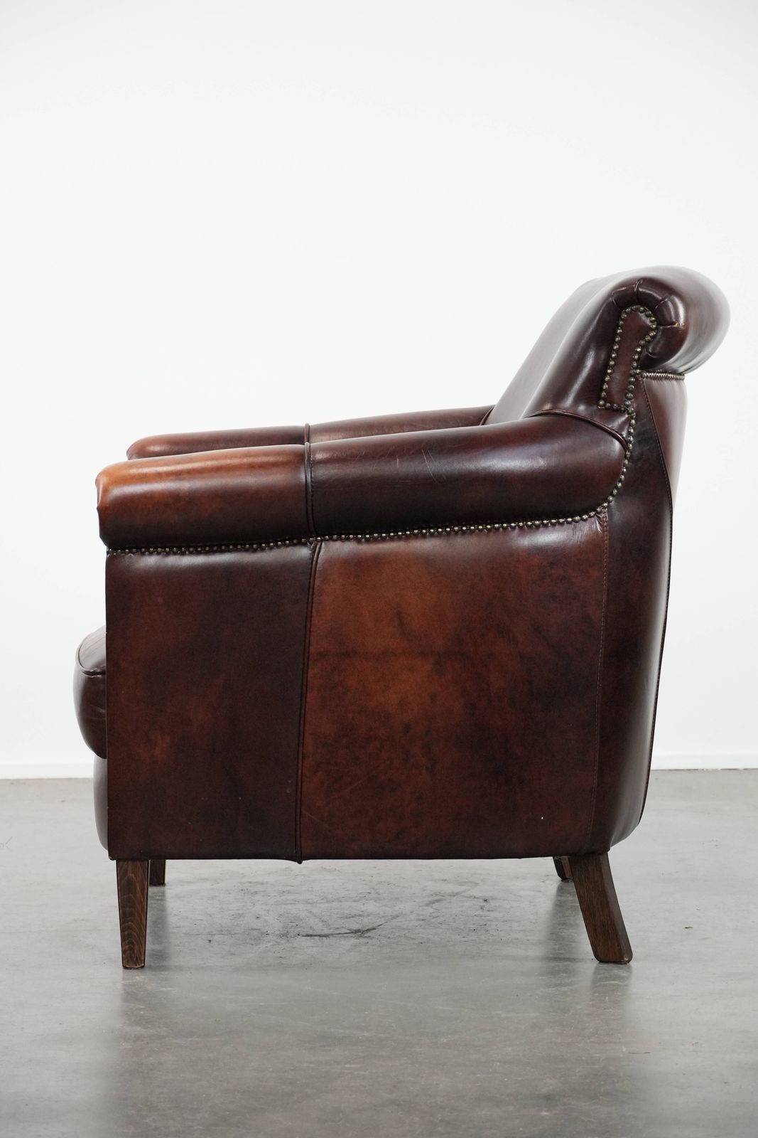 Karaktervolle En Comfortabele Fauteuil In Koeienhuid Met Warme Kleuren En Een Tijdloos Design photo 857.0