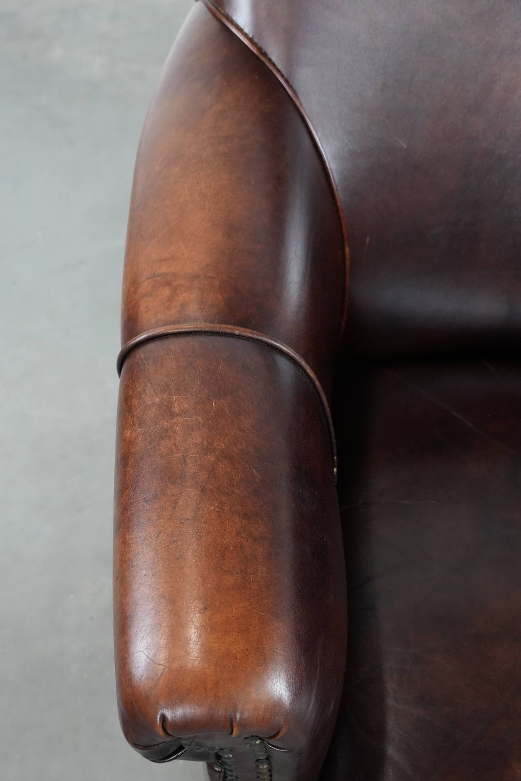 Karaktervolle En Comfortabele Fauteuil In Koeienhuid Met Warme Kleuren En Een Tijdloos Design photo buy