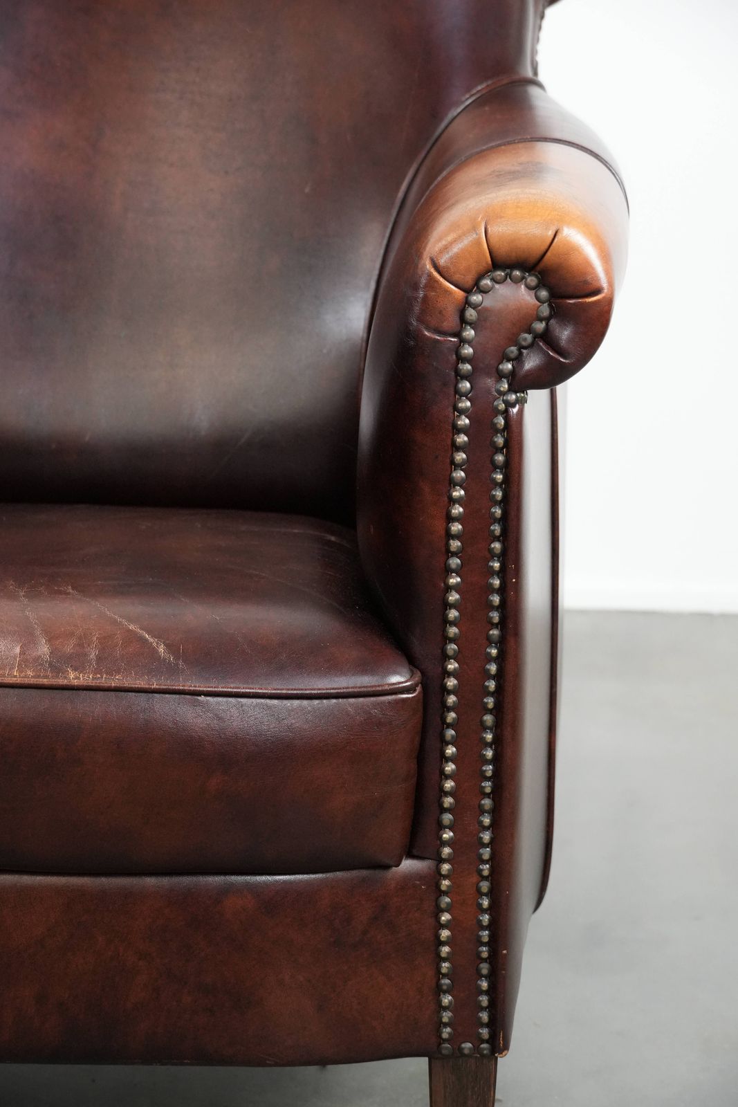 photo furniture Karaktervolle En Comfortabele Fauteuil In Koeienhuid Met Warme Kleuren En Een Tijdloos Design