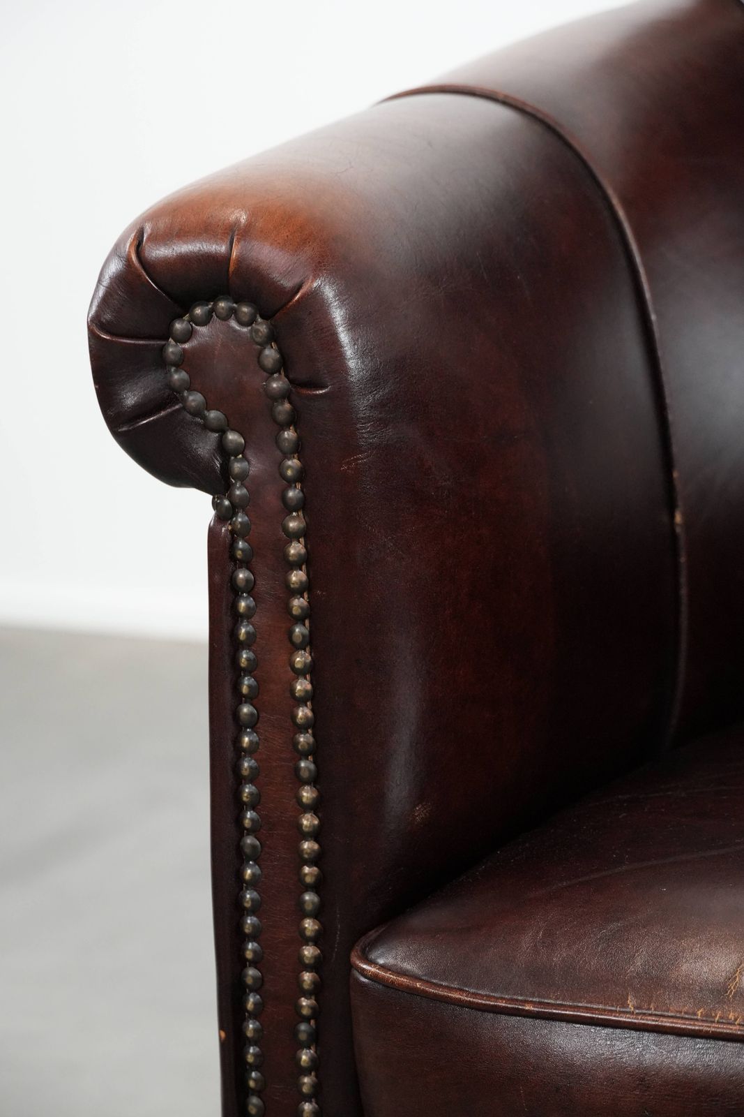 photo for sale Karaktervolle En Comfortabele Fauteuil In Koeienhuid Met Warme Kleuren En Een Tijdloos Design