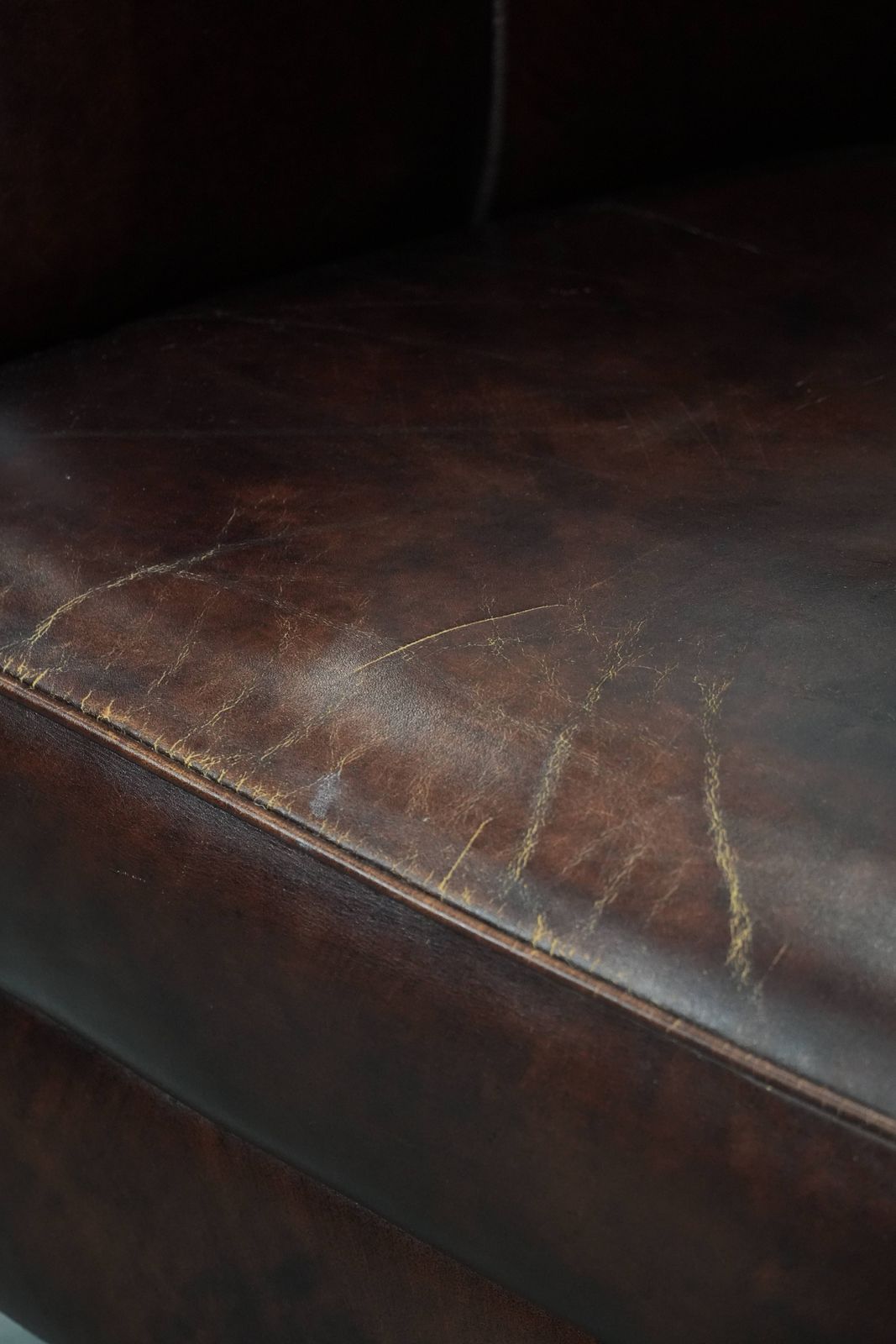 photo vinterior Karaktervolle En Comfortabele Fauteuil In Koeienhuid Met Warme Kleuren En Een Tijdloos Design