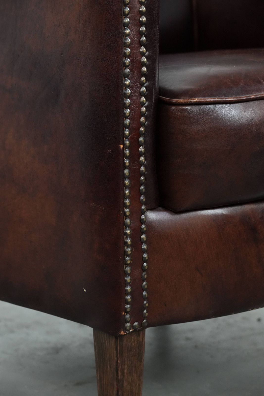 photo buy Karaktervolle En Comfortabele Fauteuil In Koeienhuid Met Warme Kleuren En Een Tijdloos Design