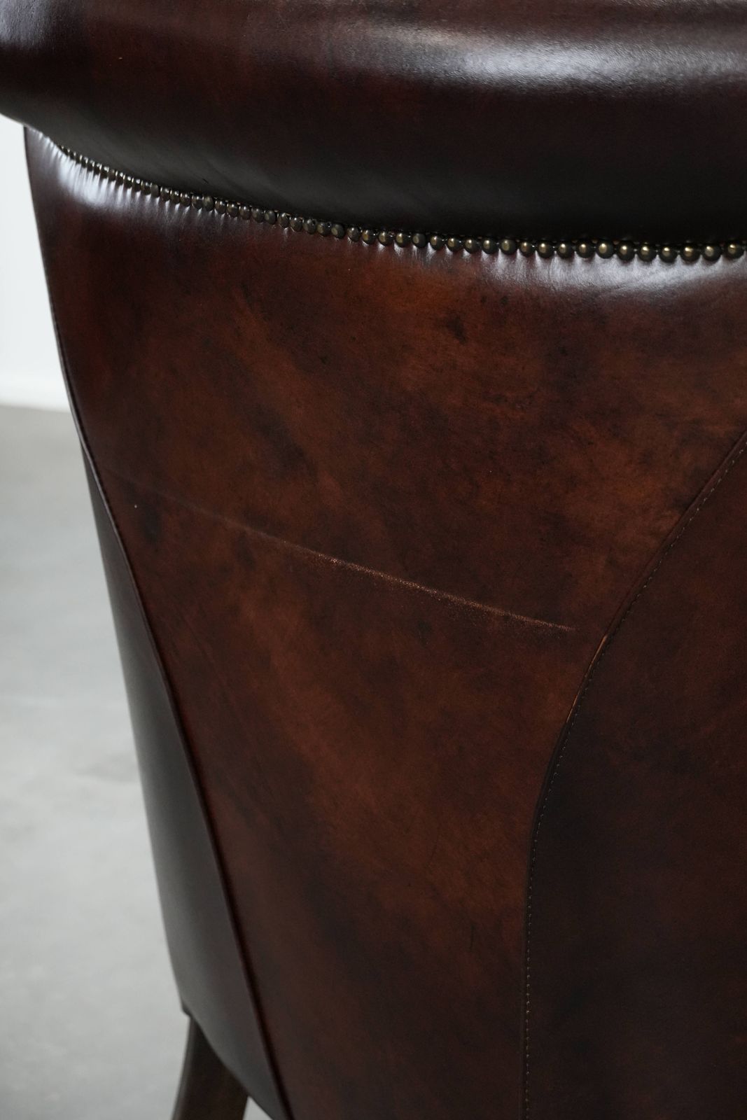 photo vintage Karaktervolle En Comfortabele Fauteuil In Koeienhuid Met Warme Kleuren En Een Tijdloos Design