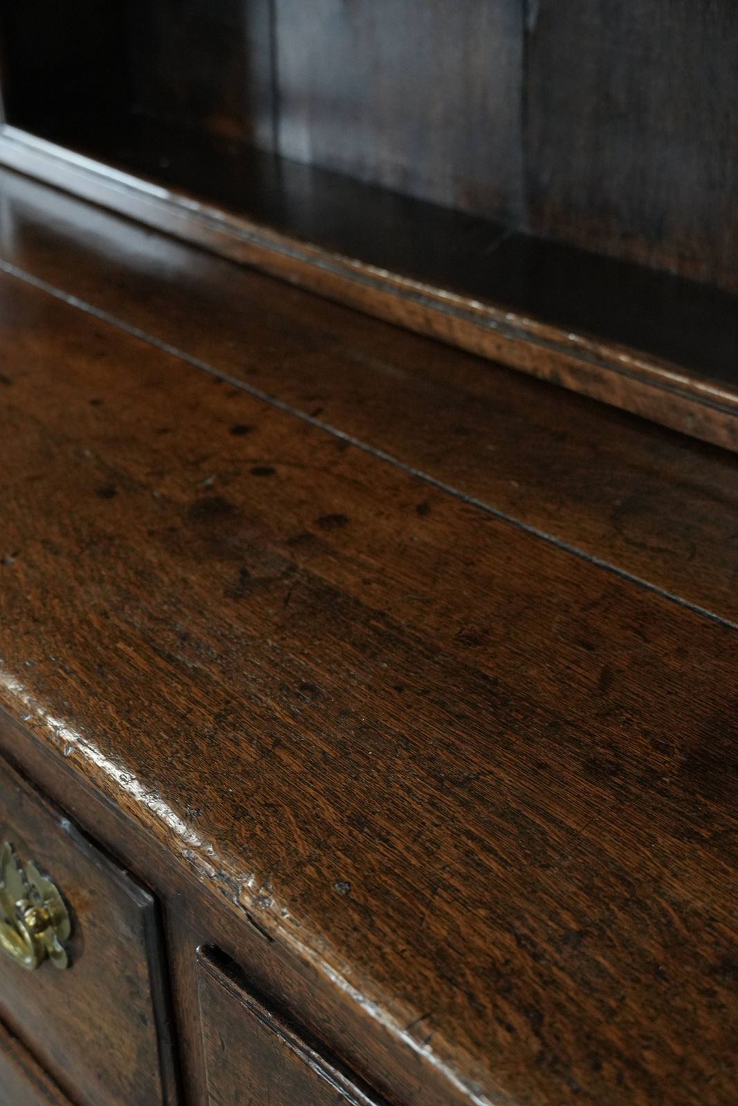 photo vinterior Grote Antieke Engelse Eikenhouten Kast / Keukenkast / Dressoirkast Uit De 18e Eeuw