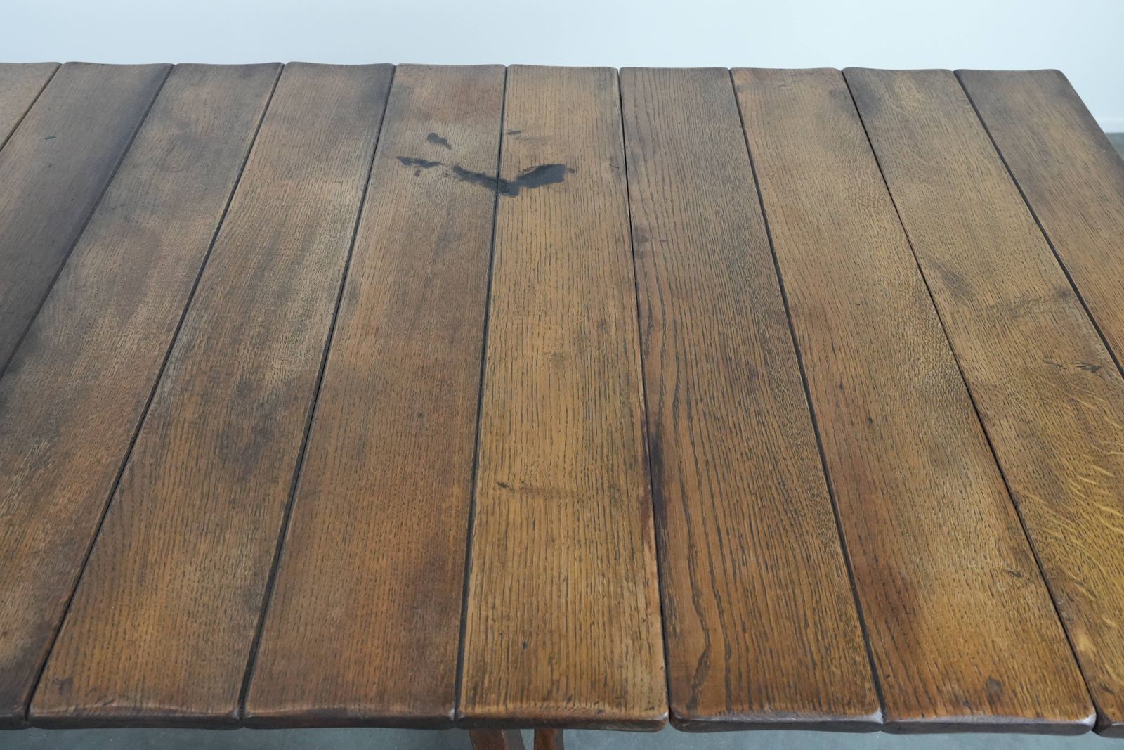 2136.0 Bijzondere Antieke Zwitserse Inklapbare Eettafel Van Eikenhout, Midden 19e Eeuw photo