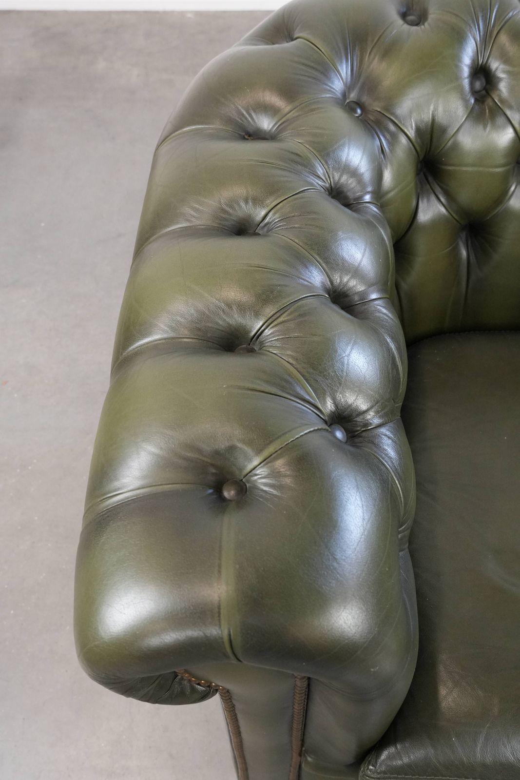 Beautiful Green Cowhide Chesterfield Club Armchair In English Style With A Classic Finish With Decorative Nails photo buy