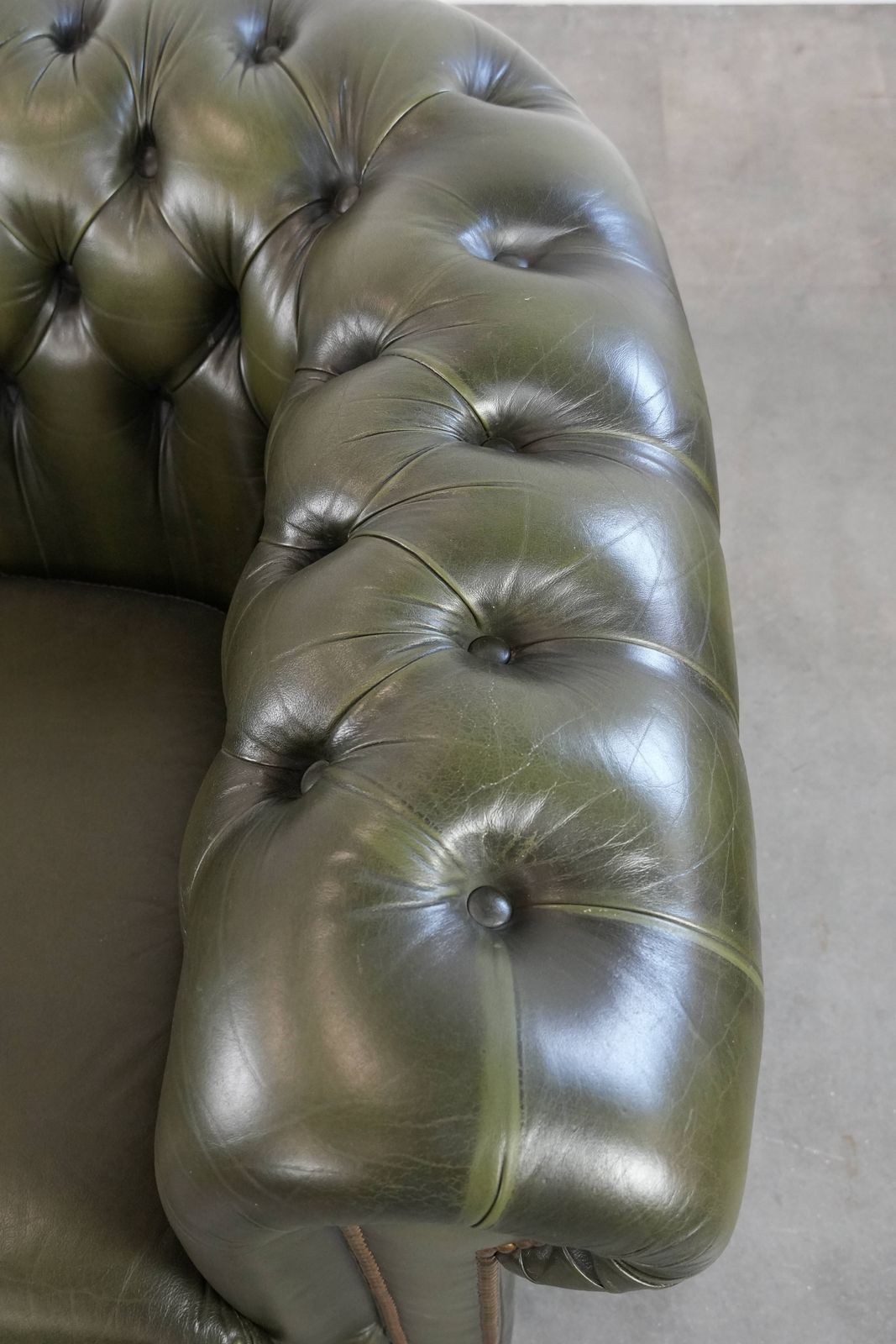 Beautiful Green Cowhide Chesterfield Club Armchair In English Style With A Classic Finish With Decorative Nails photo vintage
