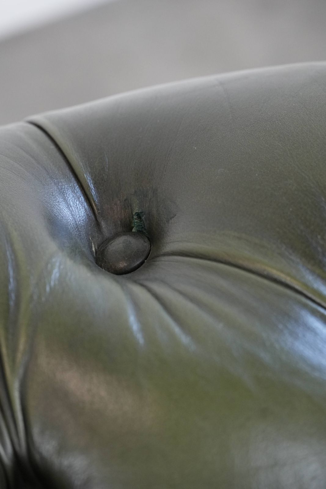 photo vintage Groene Koehiden Chesterfield Fauteuil In Engelse Stijl Met Klassieke Afwerking En Decoratieve Nagels