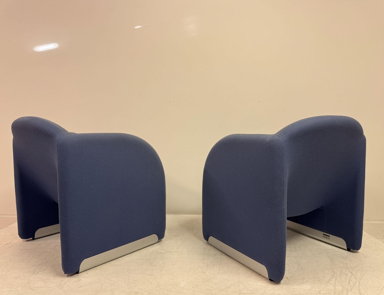 995.0 Pair Of Ben Chairs By Pierre Paulin For Artifort photo