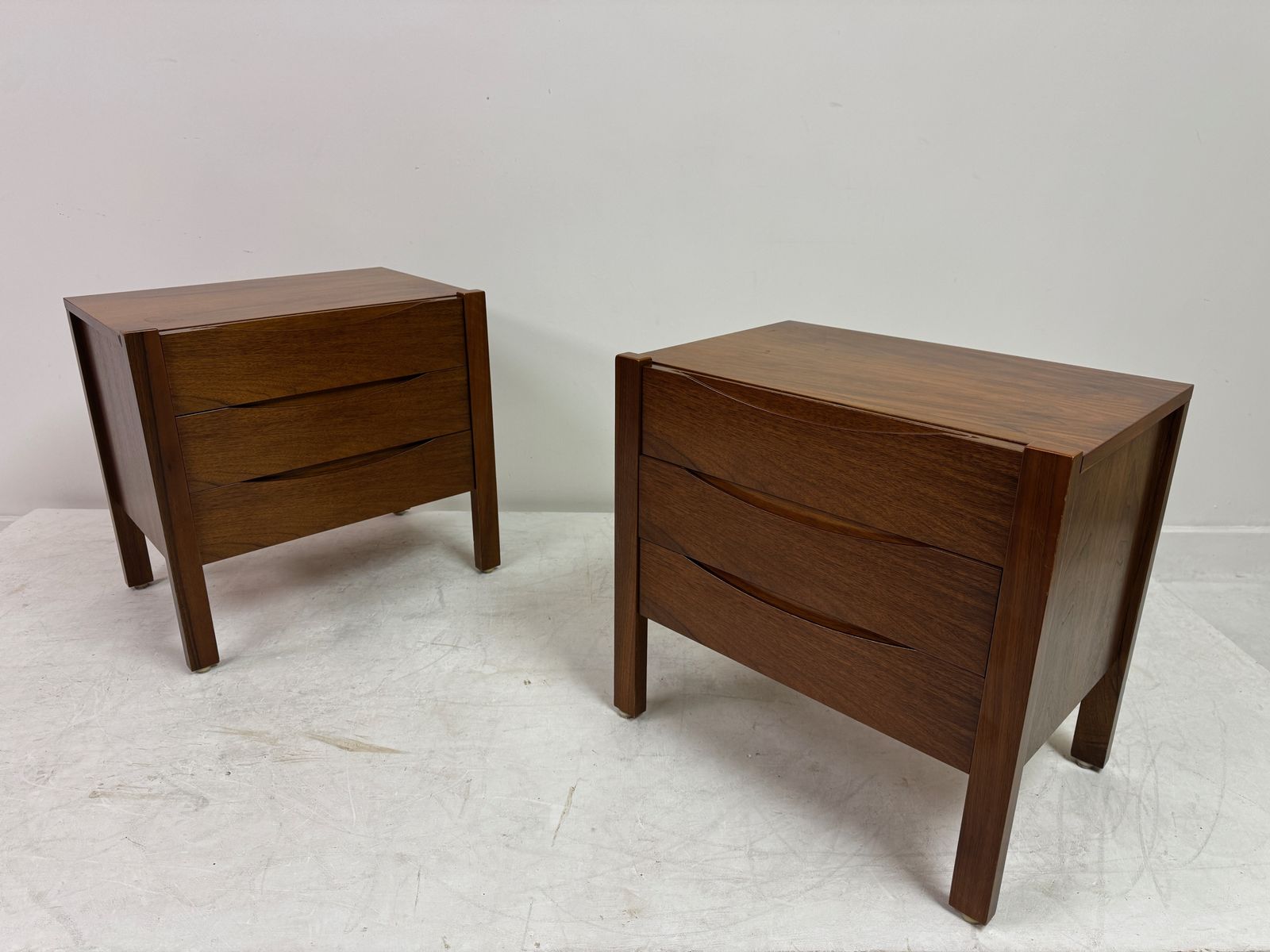photo vintage Pair Of Walnut Bedside Tables By Franz Xaver Sproll