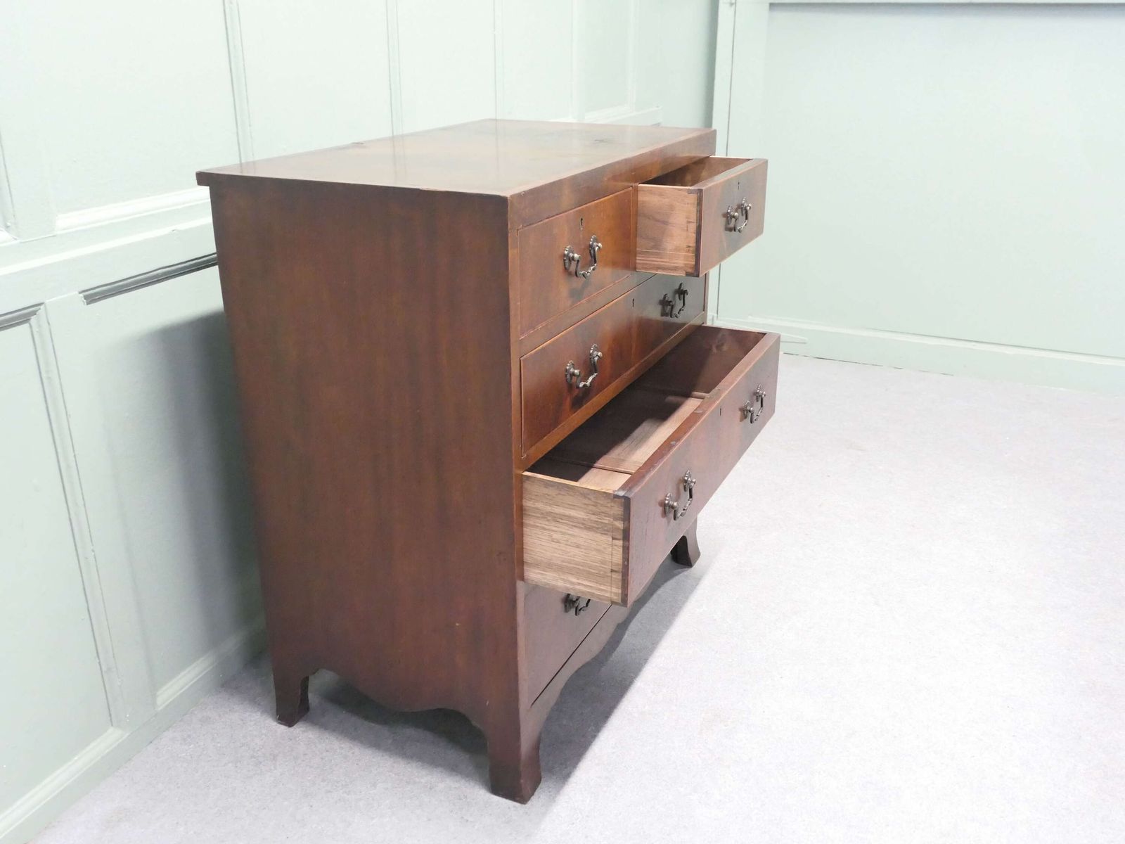 A Medium Size Flame Mahogany Georgian Style Chest Of Drawers photo 786.0