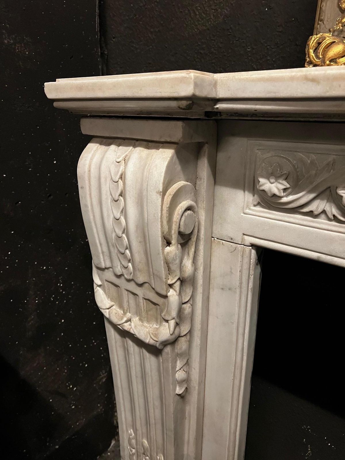 Camino In Marmo Bianco Carrara, Fronte Scolpito Con Motivo Di Fiori Susseguenti photo vinterior