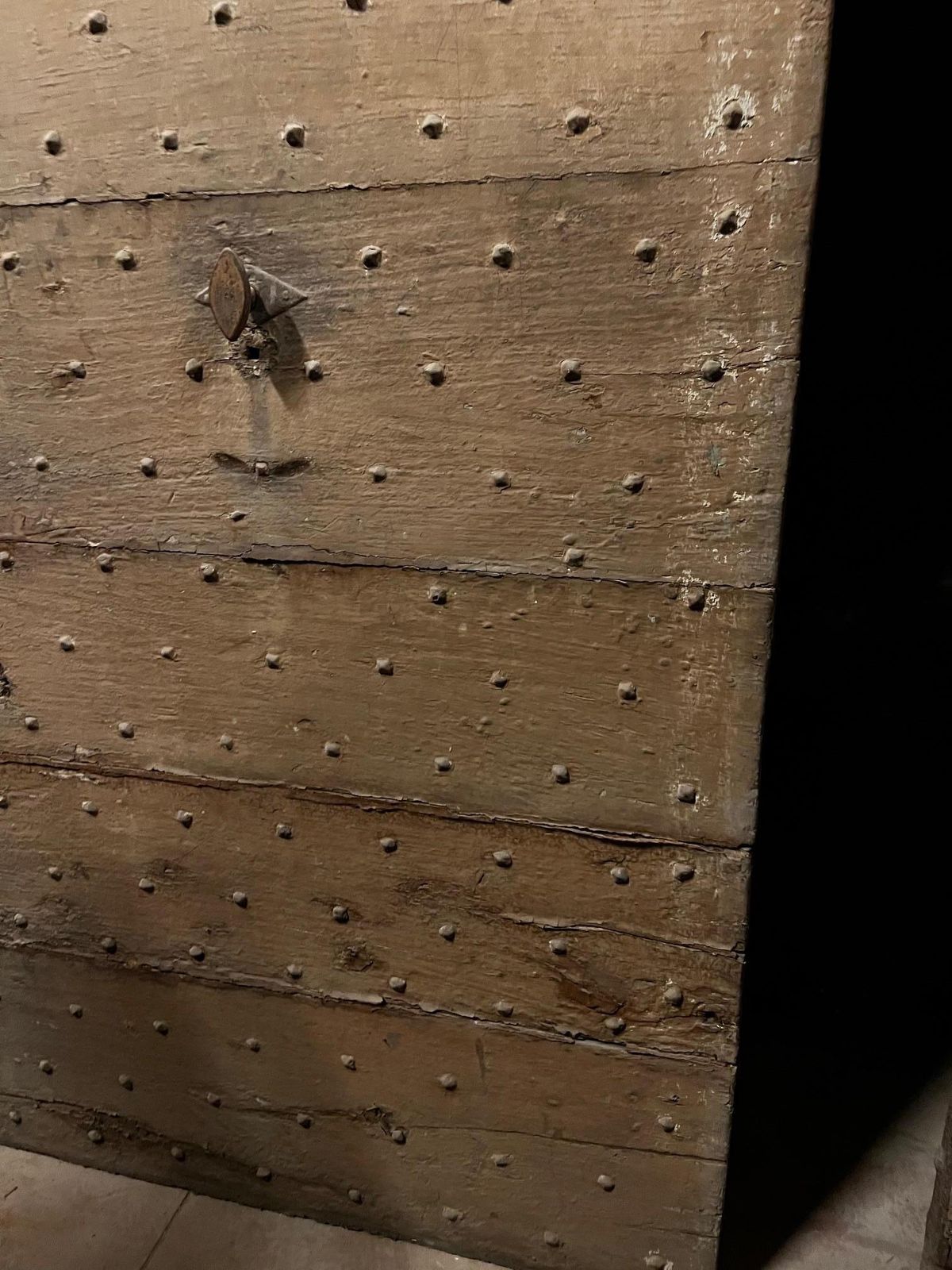 Portoncino Da Ingresso Rustico In Legno Laccato E Chiodato, Italia photo 1771.0