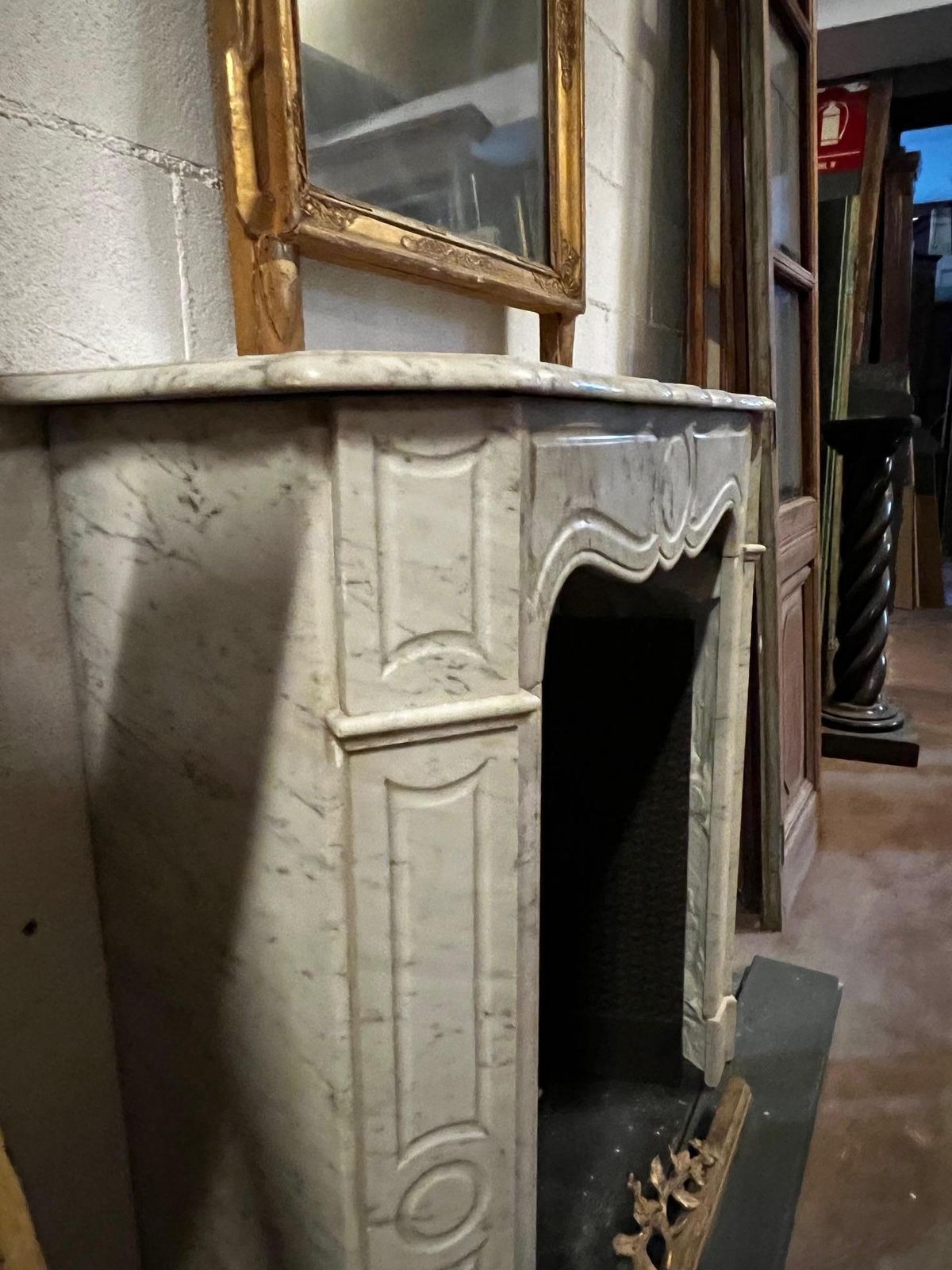 photo furniture Camino Cornice Mantello, Pompadour In Marmo Bianco Di Carrara, Francia