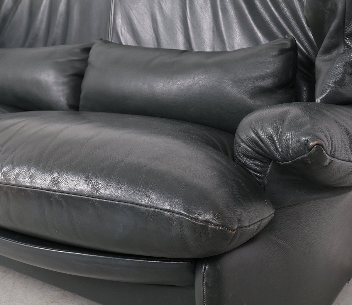 photo vinterior Set Of Leather Sofa With Pouf By Vico Magistretti For Cassina, 1980s
