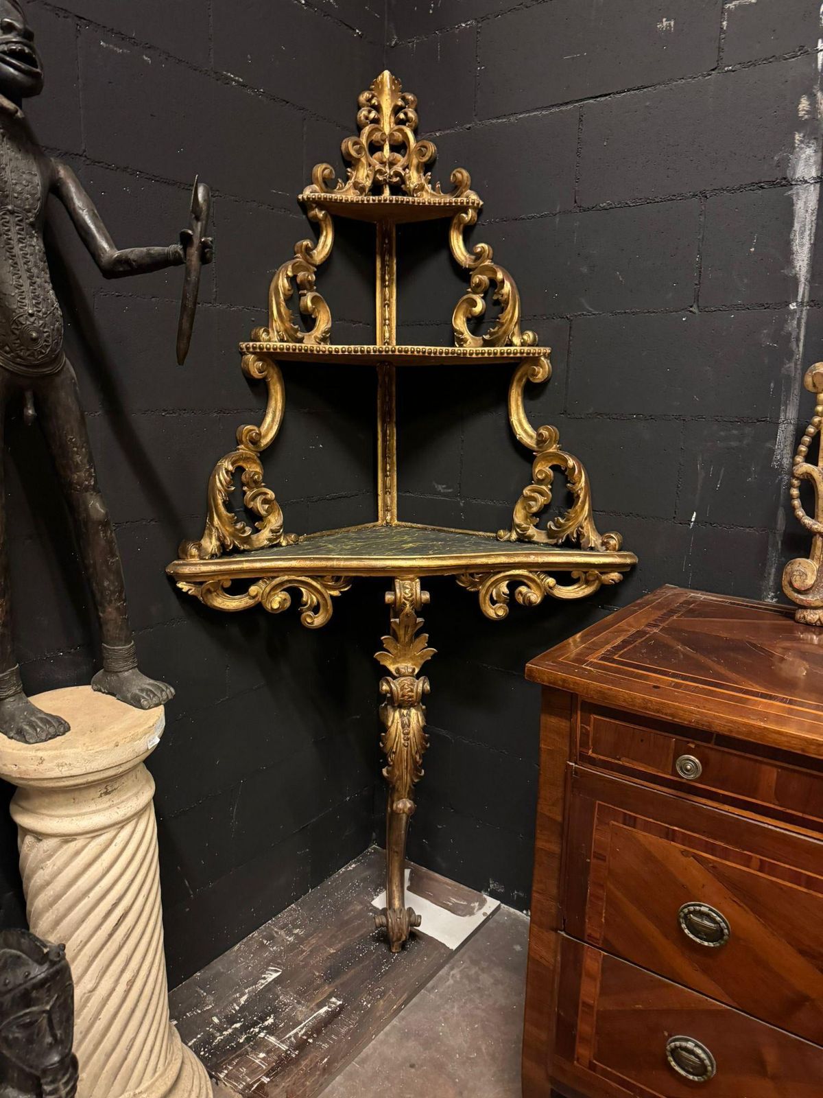 Angoliera A Giorno, In Legno Scolpito, Laccato E Dorato, Italia photo furniture