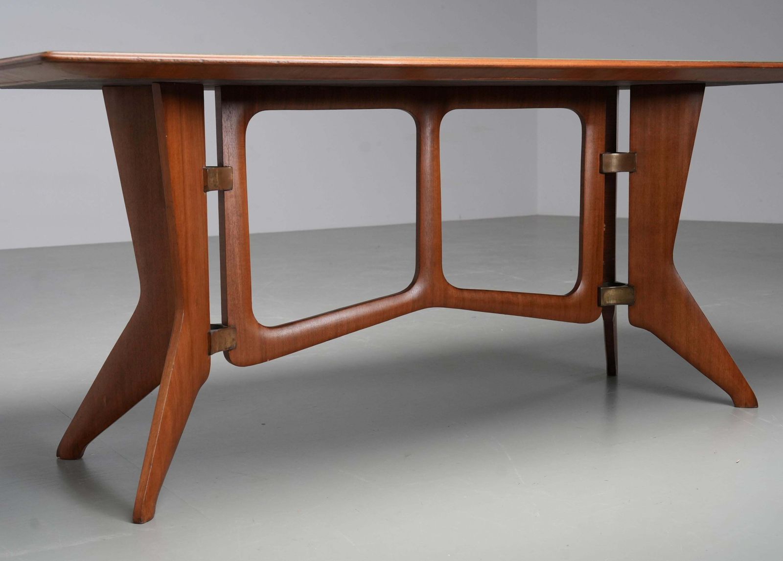 photo furniture Ariberto Colombo Eettafel In Walnoot, Glas En Messing, Italië, Ca. Jaren 1950