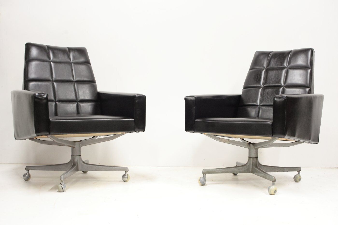 Set Mid Century Zwarte Kunstleren Draaifauteuils, Voormalig Tsjecho Slowakije, Jaren 1970 photo for sale