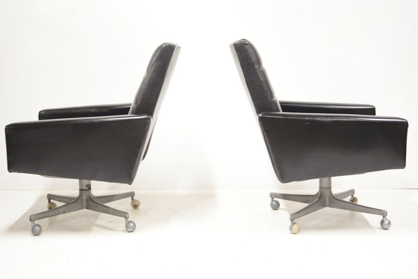 photo vintage Set Of Mid Century Black Faux Leatherette Swivel Armchairs, Formere Czechoslovakia, 1970s