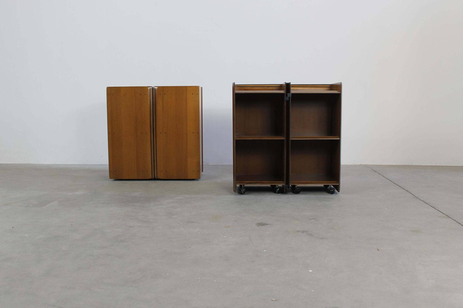 Tobia & Afra Scarpa Set Of Two Nightstands In Walnut By Maxalto 1970s Italy photo buy